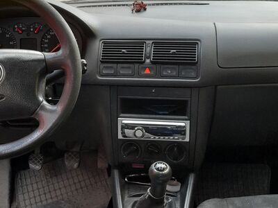 VW Golf  1.6 74 kW
