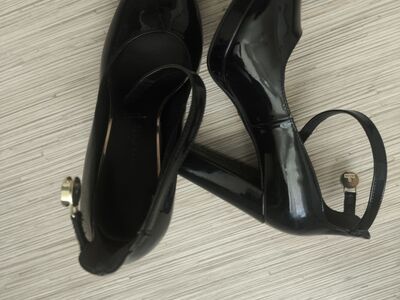 Mustad kontsad
