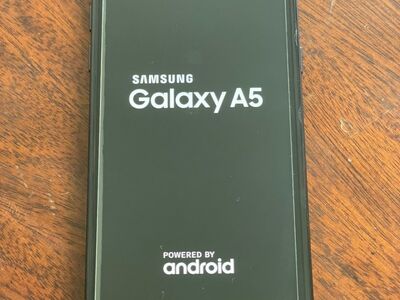 Samsung Galaxy A5 520F 2017 32 GB + laadija
