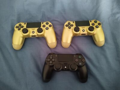3 шт. беспроводных контроллера PS4 (цена 25 EUR/шт.)