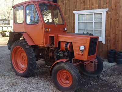 Traktor kabiiniga