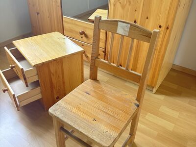 Mahukas täispuit riidekapp + öökapp ja tool