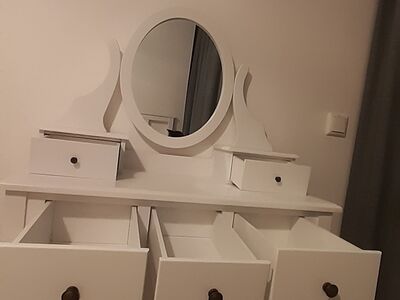 Kosmeetikalaud tooliga