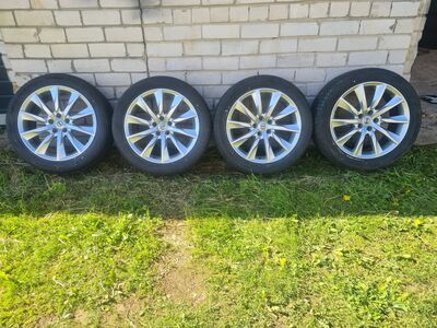 Volvo valuveljd 245/45R18 suverehvidega