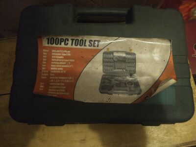100-osaline tööriistakomplekt + karp