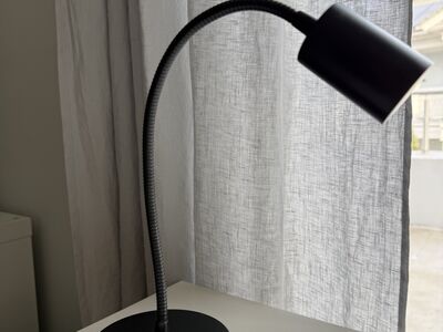 Musta värvi led laualamp