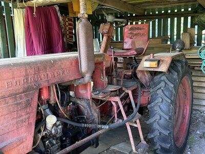 Traktor T25 koos haakeriistadega