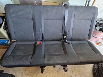 Volkswagen Caravelle tagumine 3-ne iste