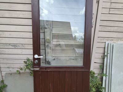 Ukseleht klaasiga