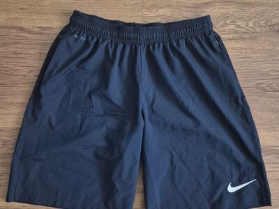 Nike Dri-FIT spordipüksid suuruses L