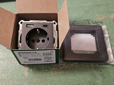 Schneider electric 220v + A+C pistikupesa + raam