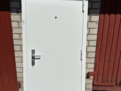 Металлическая дверь