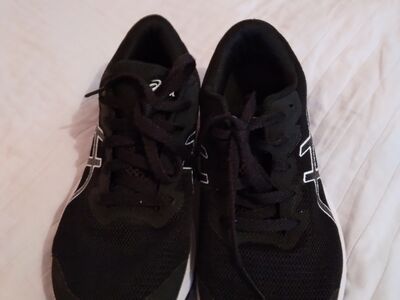 Poiste Asics jalatsid nr 35.5 ,stm 22 cm.