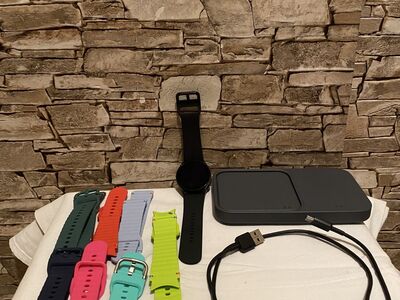 Samsung Galaxy Watch ​4 + 15W Wireless Duo ​Pad