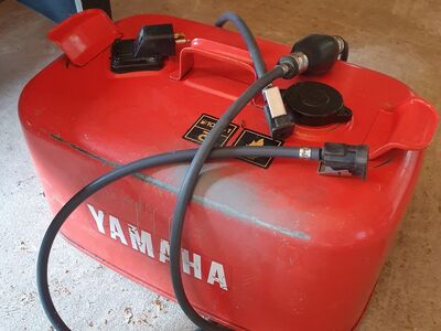 Yamaha 25L paak ja kütusevoolik/pump