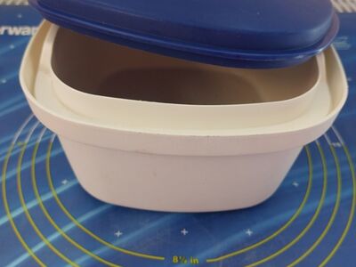 Tupperware kauss sõela ja kaanega