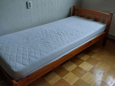 Кровать с пружинным матрасом и влагозащитным чехлом