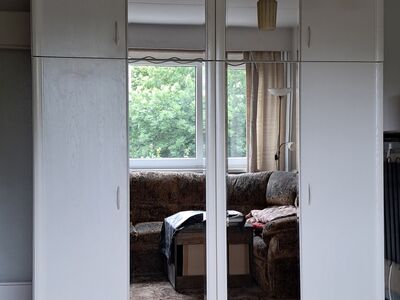 Lükanduste ja peeglitega valge riidekapp