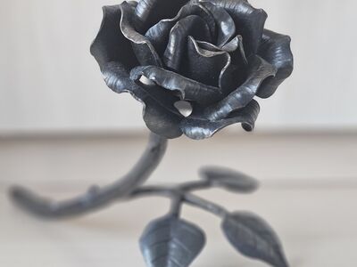 Dekoratiivne sepistatud roos