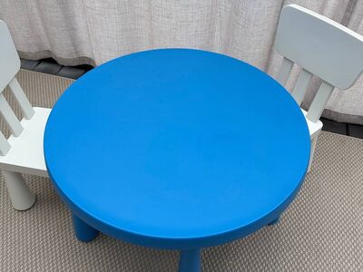 IKEA MAMMUT laste laud ja 2 tooli – heas korras