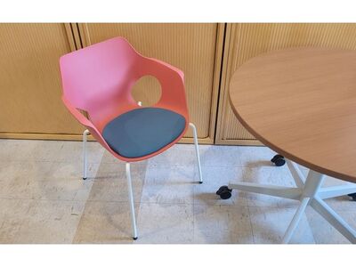Roosa plastikust tool