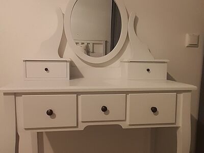 Kosmeetikalaud tooliga