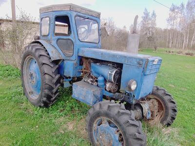 Traktor T40 AM koos riistadega