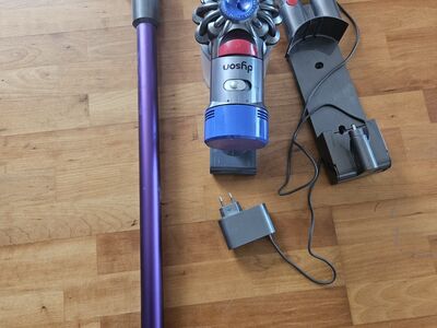Dyson V8 tolmuimeja akuga + otsikud