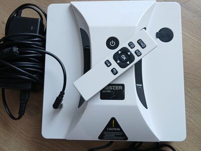 Aknapesurobot pihustussüsteemiga HESTER M2 PRO