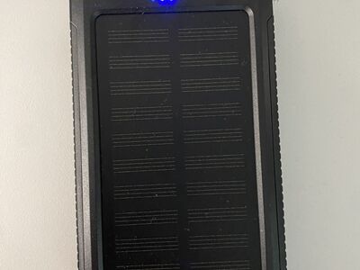Päikeseenergiaga laetav akupank