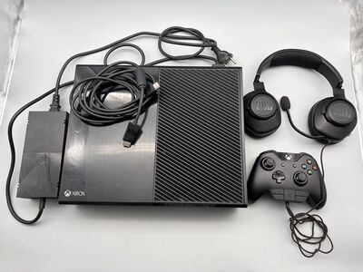 Xbox One konsool puldi, kõrvaklappide ja mikriga