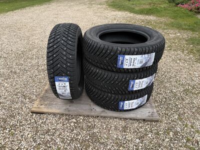 195/65R15 Sailun ICE BLAZER SPIKE 95T XL naast