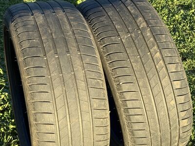 Bridgestone suverehvid 235/45/18