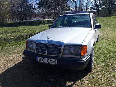Mercedes- Benz E200