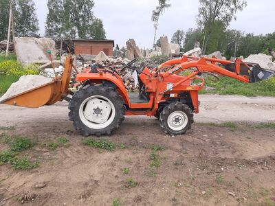 Traktor Kubota X20 frontaallaaduriga