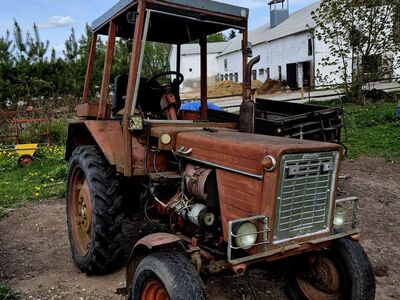 Traktor T-25 käruga