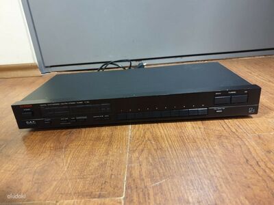 Luxman T-111 AM/FM Stereo Tuner