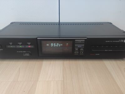 Sansui T-700L Quartz PLL Synthesizer Tuner