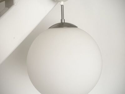 Valge klaaskupliga laelamp