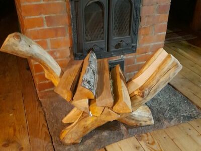 Väike küttepuuhoidja.