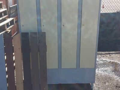 4-osaline metallist riidekapp