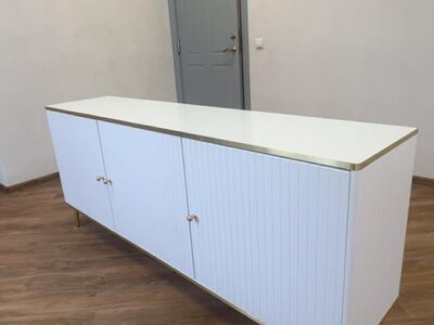 VALGE KULDSETE DETAILIDEGA KUMMUTKAPP