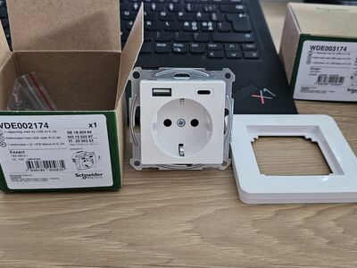 Schneider electric 220v + A+C pistikupesa + raam
