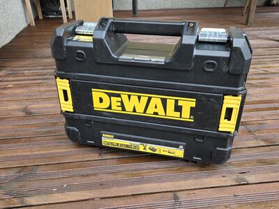 Kohver Dewalt / uus
