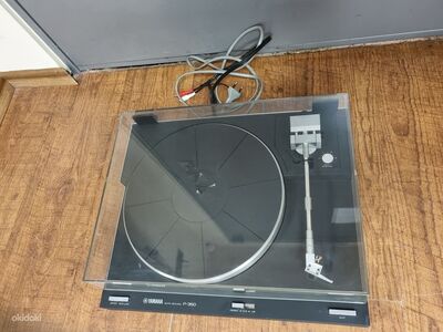 Yamaha P-350 Belt-Drive Semi-Automatic Turntable