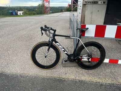 Maanteeratas carbonist 56cm