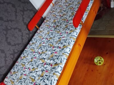 Korralik ja ilus täispuidust lastevoodi.