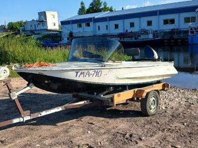 Paat koos haagise ja mootoriga