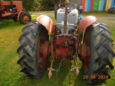 Müüa traktor V-445.