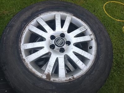 M: Volvo xc90 veljed korralik naastrehvidega .